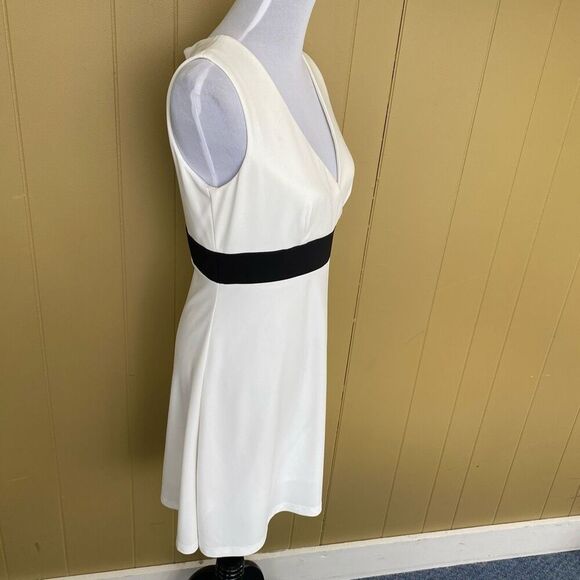 Moda International women 10 V-cut sleeveless lined midi dress black & white - Picture 3 of 12